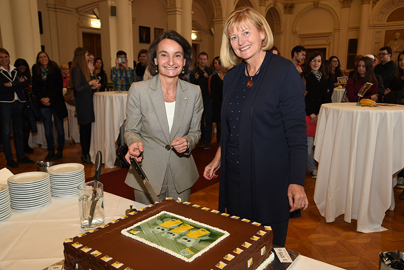 Rektorin Christa Neuper (r.) und Sabine Pendl, Leiterin des Büros für Internationale Beziehungen, schnitten die Geburtstagstorte anlässlich des 25-Jahr-Jubiläums des BIB an. Alle Fotos: Uni Graz/Kastrun. 