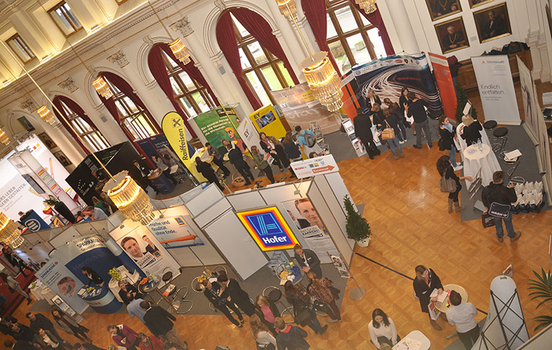 Die Excellence-Messe lockt jedes Jahr Studierende und junge Alumni in die Aula. Foto: Uni Graz/Kastrun. 