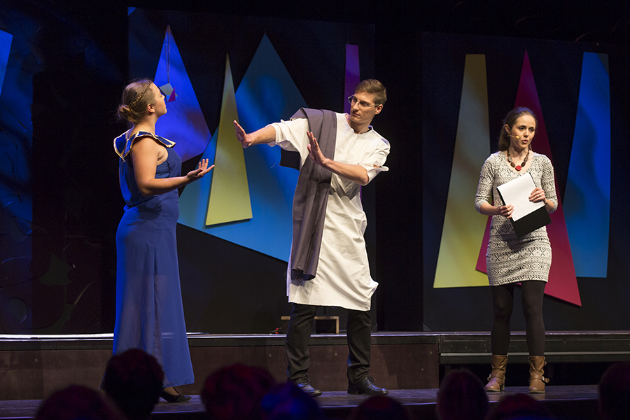 Theologin Daniela Feichtinger begeisterte das Publikum mit der gelungenen Schauspiel-Einlage „Potifars Frau, sein Sklave und ich“. 