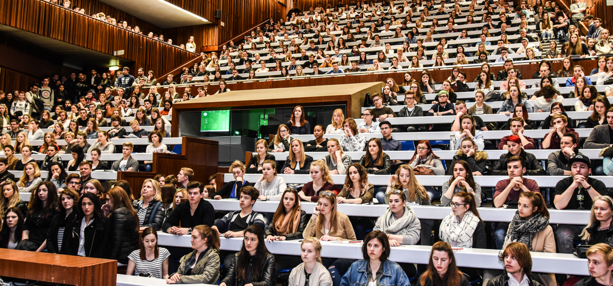 In einem gut gefüllten Hörsaal wurden die Studieninteressierten begrüßt. Mehr als 2000 Personen waren insgesamt gekommen, um sich an der Uni Graz zu informieren. Fotos: Uni Graz/Tzivanopoulos 