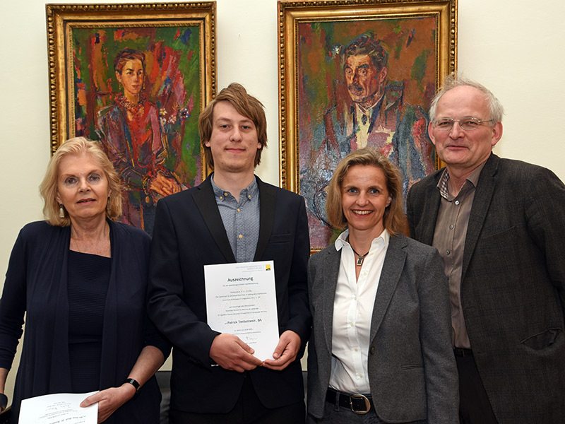 Für die hochwertige Publikation ausgezeichnet: Annemarie Peltzer-Karpf und Patrick Trettenbrein mit Organisatorin Katharina Deman und GEWI-Dekan Lukas Meyer. Foto: Uni Graz/Eklaude ©Uni Graz/Eklaude