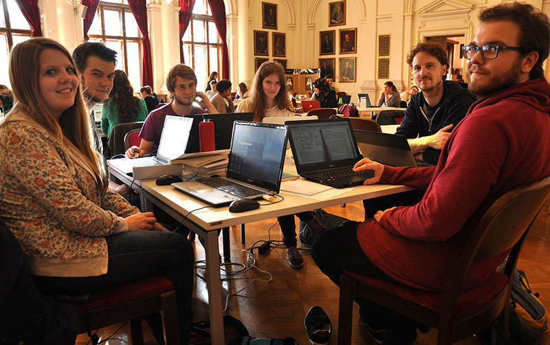 Den Knoten im Kopf lösen - die jährliche Lange Nacht der aufgeschobenen Seminararbeiten hat sich zum Dauerbrenner unter Studierenden entwickelt. ©Uni Graz/Schweiger