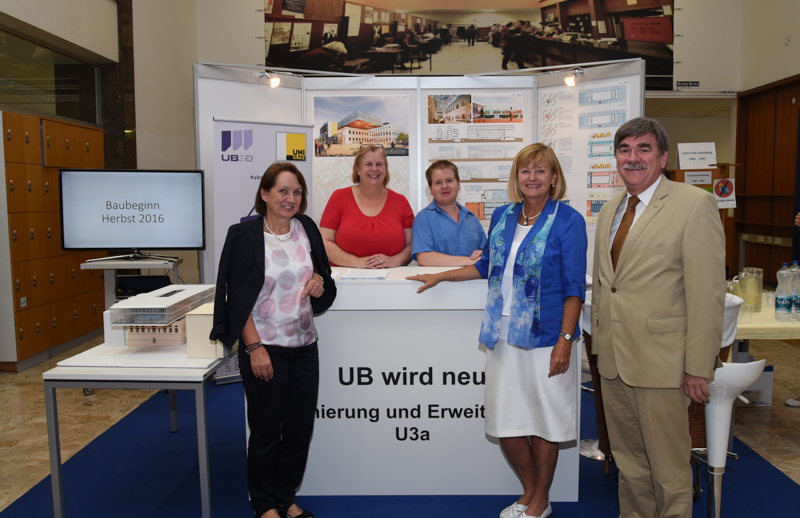 Der UB-Info-Stand wurde offiziell eröffnet: Rektorin Christa Neuper und Werner Schlacher (rechts) freuen sich. Fotos: Uni Graz/Tzivanopoulos 