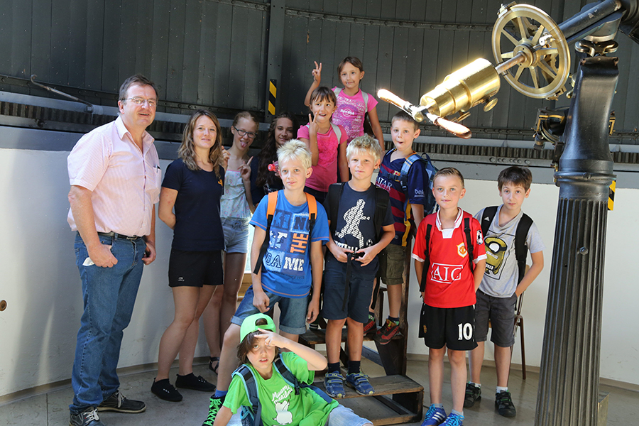 SommerKinderUniGraz: Astrophysiker Hanslmeier ermöglichste den jungen Studierenden einen fachkundigen Blick zu den Sternen. Foto: Steirischer Hochschulraum/David Kinzer 