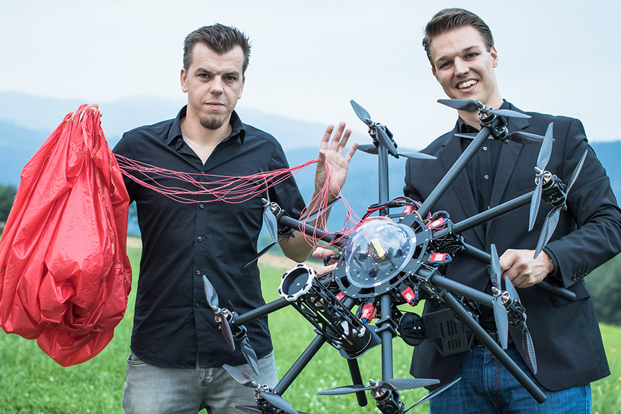 Markus Manninger (links) und Andreas Ploier entwickelten ein innovatives Rettungssytem für Drohnen. Foto: dronerescue.at 