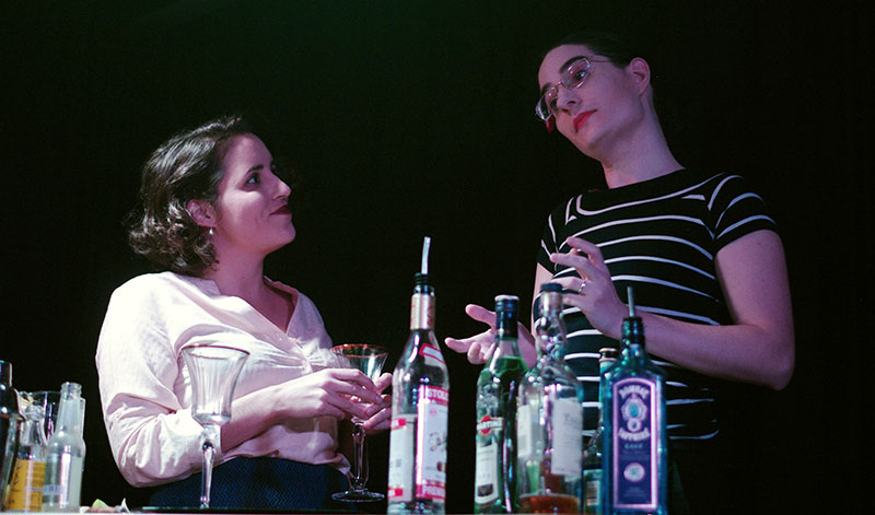Louisa McAllister (Lisa Rohrer) und Hillary Burton (Cecilia Servatius) an der Cocktail Bar. Foto: Irma Servatius. 