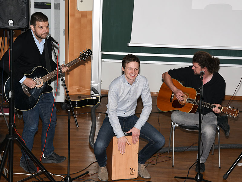 WiPäd-Absolvent Sebastian Unterweger (Mitte) mit der Band STEREO l SEASON 