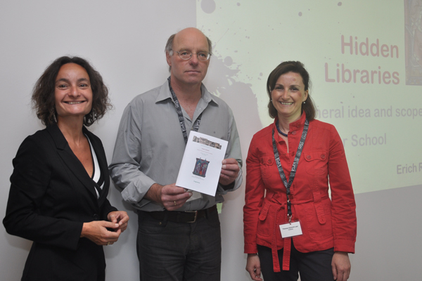 Freuen sich über die Ausrichtung der Summer School: Mag. Sabine Pendl, Leiterin des Büros für Internationale Beziehungen, Dr. Erich Renhart, Forscher am VESTIGIA sowie Dr. Theresa Zammit Lupi von Notarial Archives Malta. 