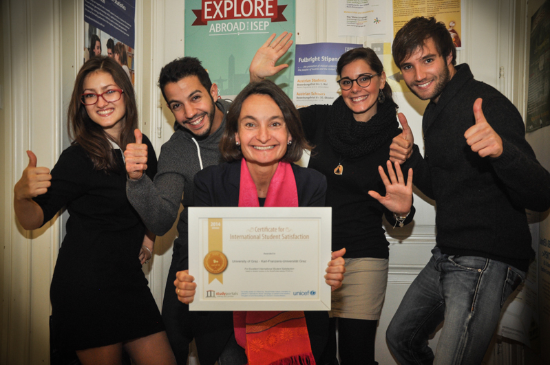 Internationale Studierende lieben die Uni Graz! Über den StudyPortals-Award 2014 freut sich auch Sabine Pendl, Leiterin des BIB (Mitte). Foto: Uni Graz/Kastrun. 