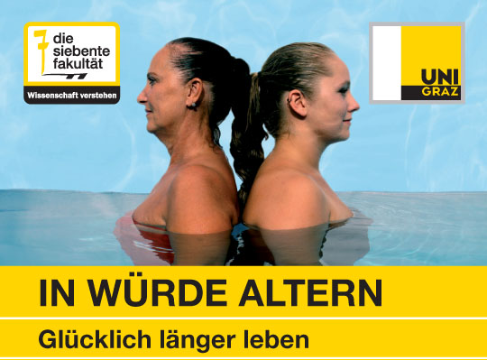 Zwei Frauen Rücken an Rücken im Wasser 