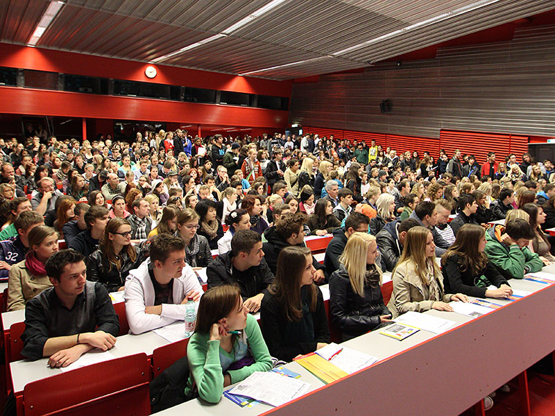 Am 4. April 2013 bekommen Studieninteressierte Einblicke ins Uni-Leben. 