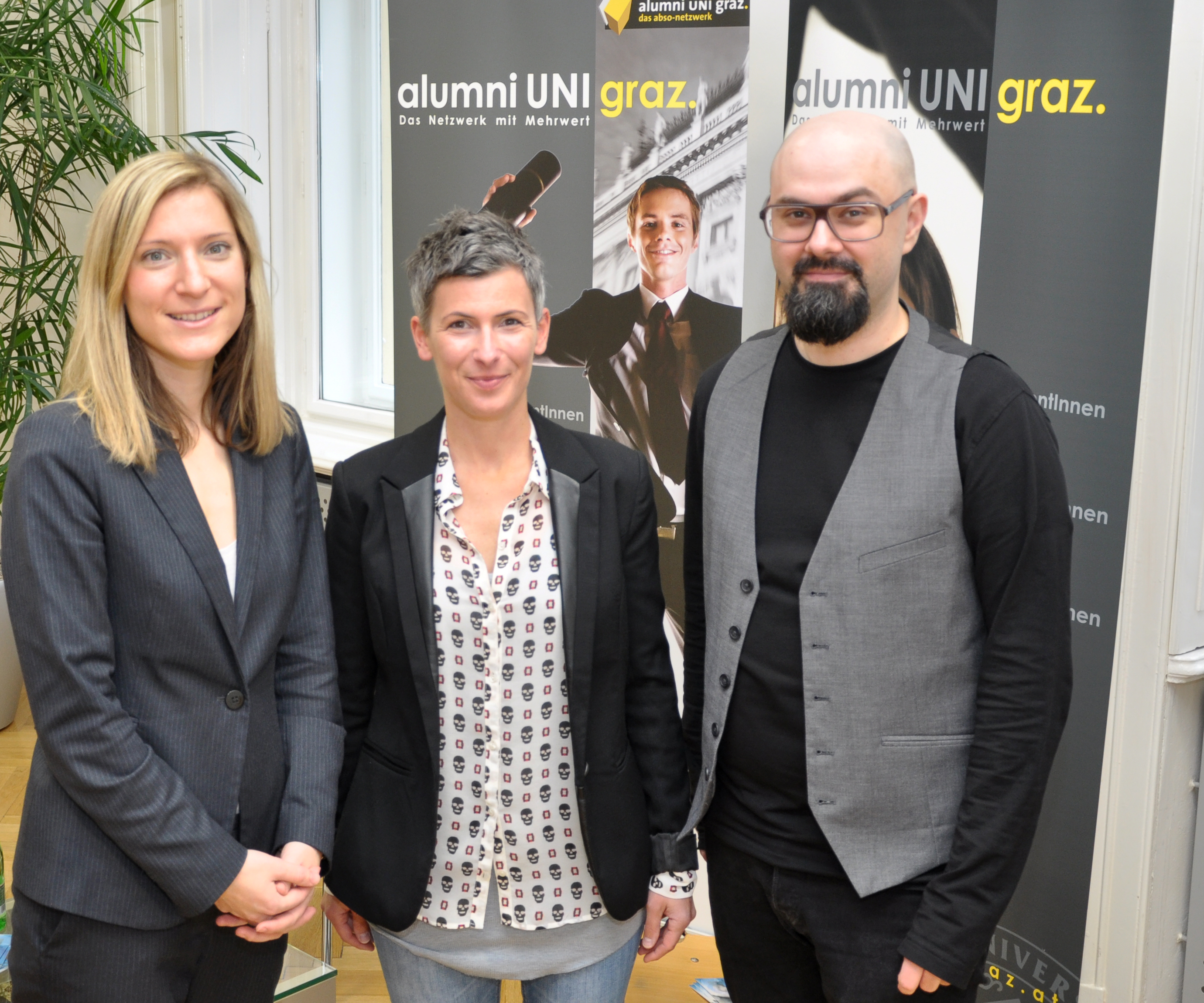 Spannender Einblick: Doris Lind (mitte) mit Interviewpartnerin Sigrid Studler (links) und Gerald Lind vom Docservice der Uni Graz 
