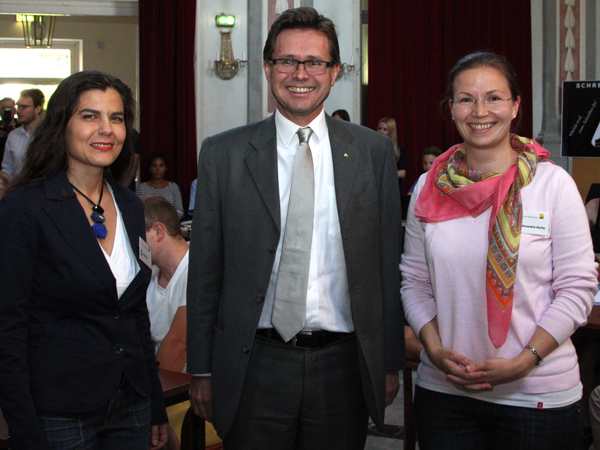 Von der Arbeit der Nacht begeistert: Dr. Doris Pany, Vizerektor Martin Polaschek und MMAg. Alexandra Dorfer, Leiterin vom Lehr- und Studienservice der Uni Graz 