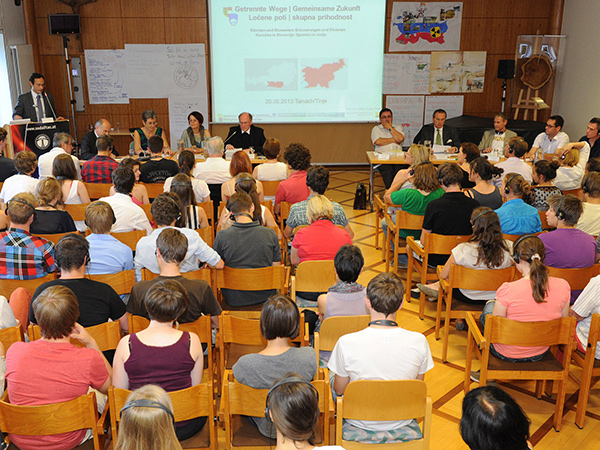 80 SchülerInnen aus Kärnten und Slowenien diskutierten mit PolitikerInnen, DiplomatInnen und Bischof Alois Schwarz über Minderheiten, Staatsbewusstsein und Europa. 
