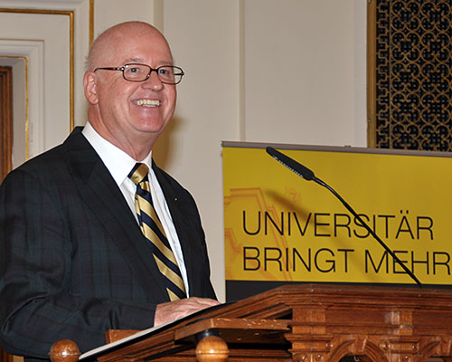 Lehrgangsleiter Stefan Karner lobte die hevorragenden Leistungen der AbsolventInnen. 