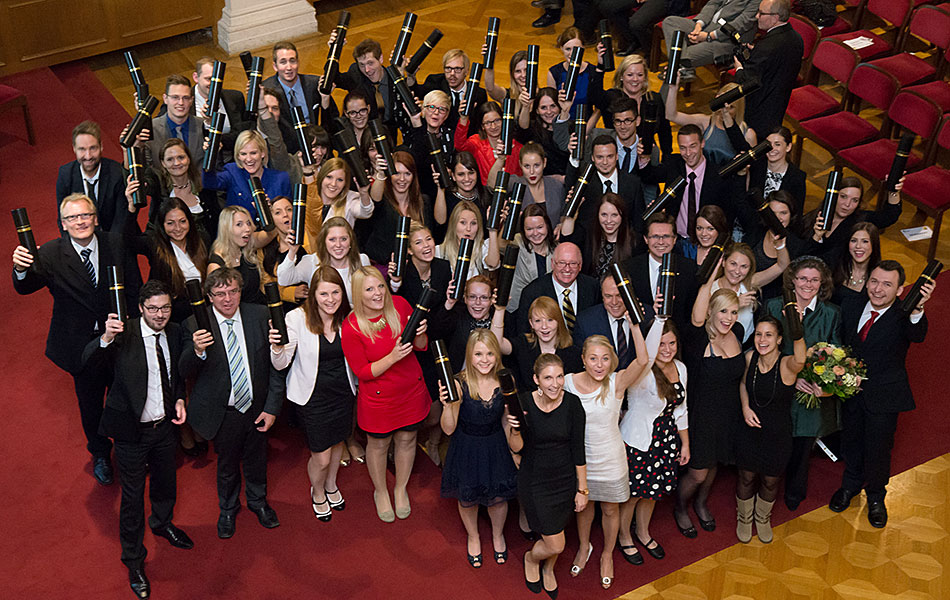 Freude über den erfolgreichen Abschluss bei den AbsolventInnen des 18. Medienlehrgangs. Foto: Gasser 