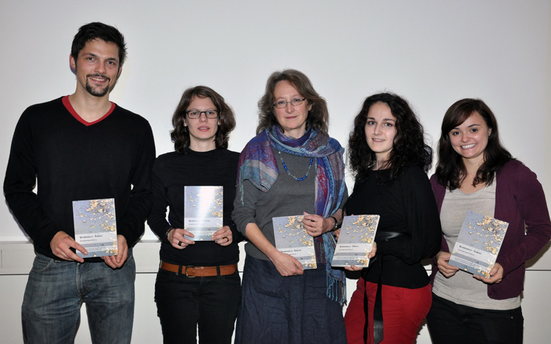 Katharina Eisch-Angus (Mitte) mit der Redaktionsgruppe, die auch als Herausgeberschaft fungiert: Lukas Filzer, Elisabeth Luggauer, Ruth Eggel und Gerhild Rotter (v.l.) 