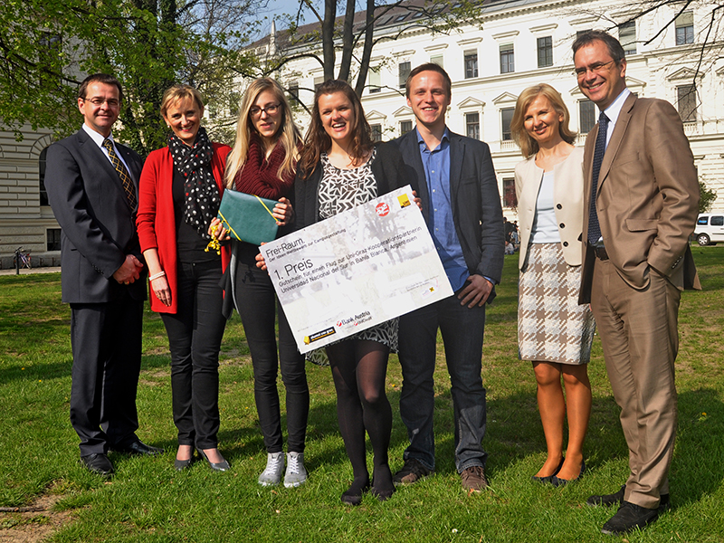 Finale des Ideenwettbewerbs zur Campusgestaltung der Uni Graz: Bernd Mathy (Bank Austria), Beatrice Weinelt (alumni UNI graz), Frei-Raum-Zweitplatzierte Ricarda Reicher, Frei-Raum-Gewinnerin Stefanie Salzmann, ÖH-Vorsitzender Sanel Omerovic Ingeborg Ible 