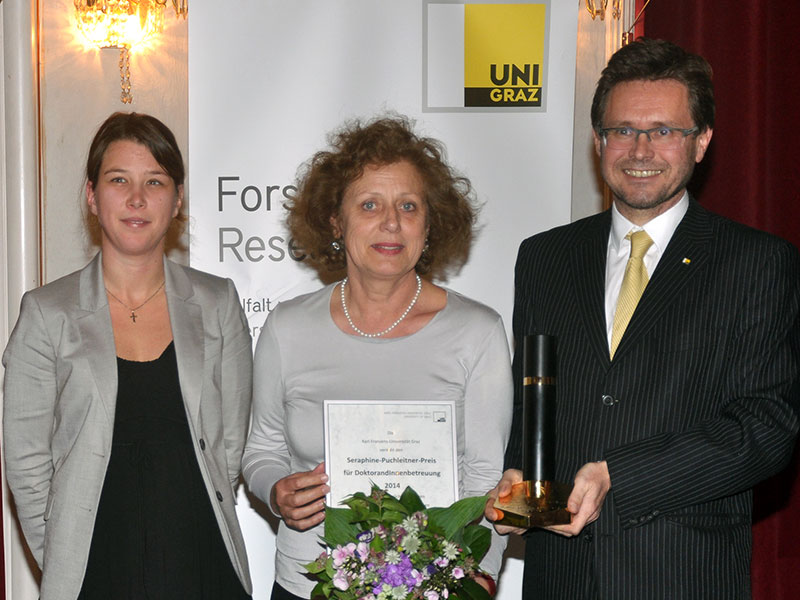 Renate Hansen-Kokoruš erhielt den Seraphine-Puchleitner-Preis 2014 für DoktorandInnen-Betreuung. Vizerektor Martin Polaschek und Stefanie Schwarzl (ÖH Doktorat Theologie) überreichten die Auszeichnung. 