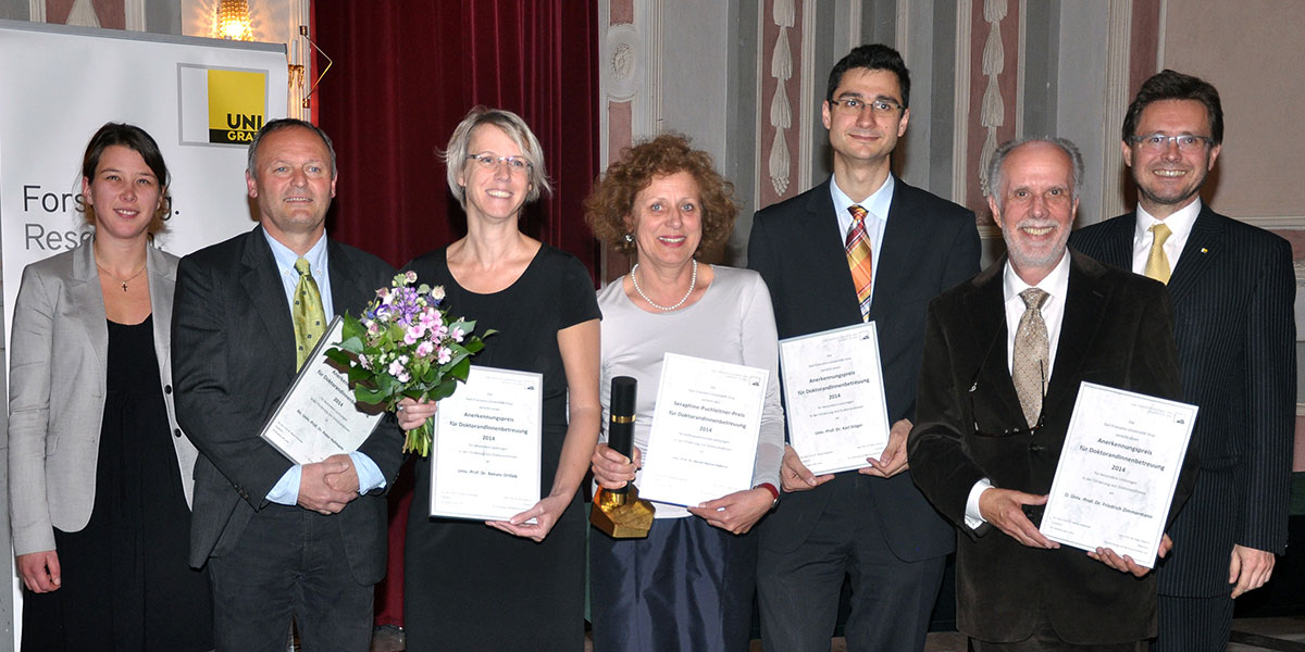 Neben Renate Hansen-Kokoruš (Mitte) erhielten Peter Hofmann, Renate Ortlieb, Karl Stöger und Friedrich Zimmermann (v.l.) Anerkennungspreise für ihre engagierte Dissertationsbetreuung. 
