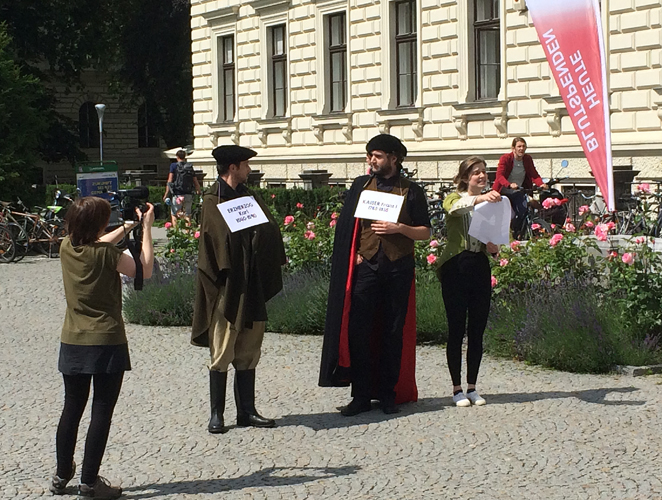Gelungene Premiere für die Uni.Gänge: Die Gründerväter der Universität, Erzherzog Karl II. von Innerösterreich und Kaiser Franz I., diskutieren über den Namen, den die Hochschule erhalten soll. 