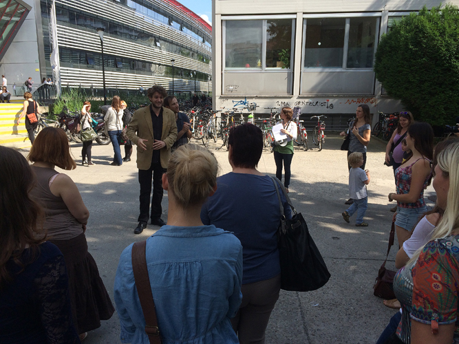 Wie plant man einen Bau wie das RESOWI-Zentrum? Die Architekten Hermann Eisenköck und Günther Domenig erklären ihr Konzept. Fotos: Christian Vajda. 