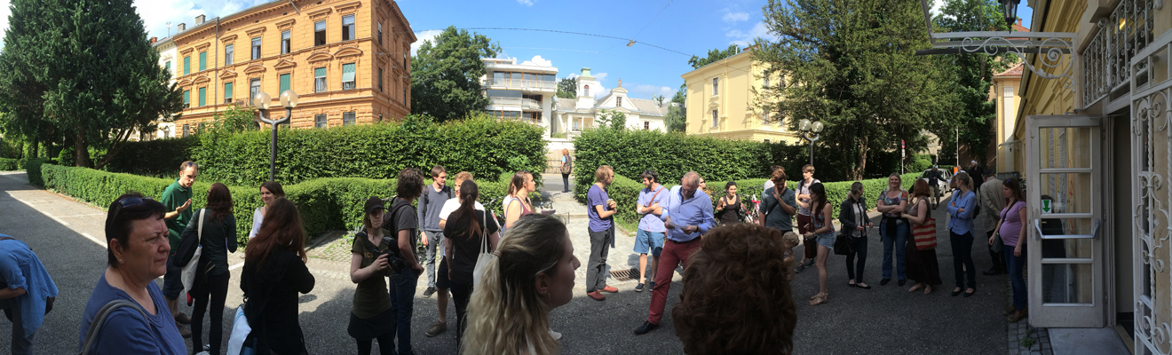 Rund 30 Leute erlebten eine Campusführung der anderen Art - und waren restlos begeistert. 