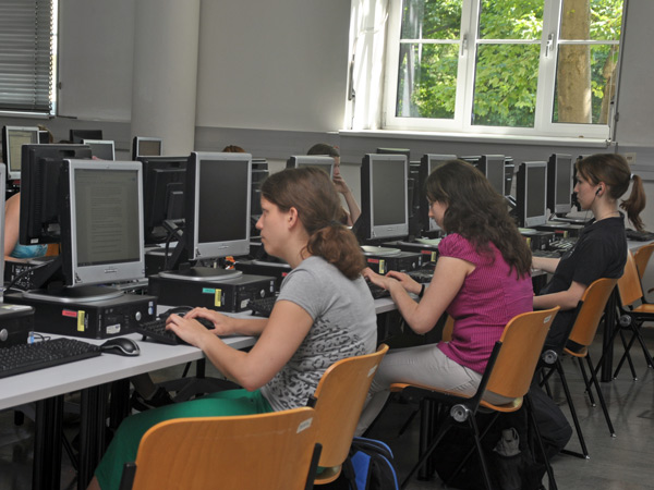 Im Raum SCHUHMEISTER stehen Studierenden nun 62 PC-Arbeitsplätze zur Verfügung. 