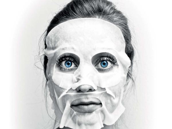 Lass die Maske fallen und sei du selbst: Unter diesem Motto stellt die neue LIBELLE individuelle Studien vor. Foto: Libelle, Ruperta M. Steinwender. 