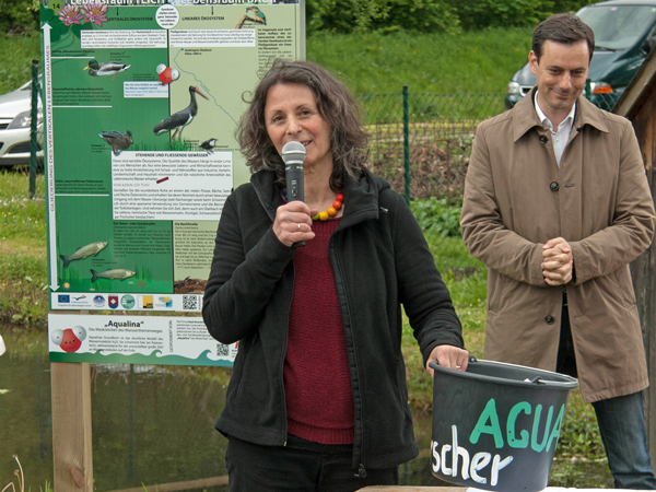 Initiatorin Angelika Riegler präsentiert den neu gestalteten Wasserthemenweg sowie den von ihr konzipierten Forscherkübel. Bei der Eröffnung Ende Mai war auch Bundesrat Ernst Gödl (r.) vor Ort. 