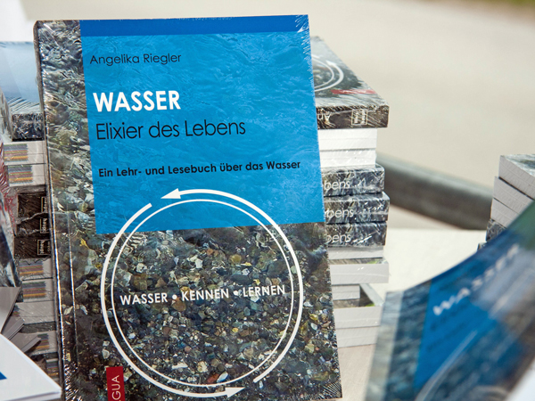 Das Buch Wasser - Elixier des Lebens entstand als Begleitprojekt und ist im Weishaupt-Verlag erschienen. 