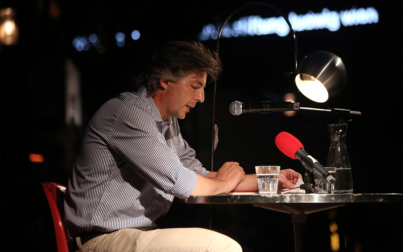 Stefan Gmünder, Literaturredakteur beim Standard, erklärt den Studierenden, wie man Rezensionen schreibt. Foto: Manfred Werner, Wikimedia Commons 