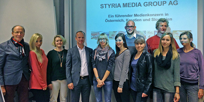 Studierende des Medienlehrgangs der Uni Graz mit Markus Mair (4.v.l.) und Lehrveranstaltungsleiter Karlpeter Elis (l.). Foto: Alexander Baldele 
