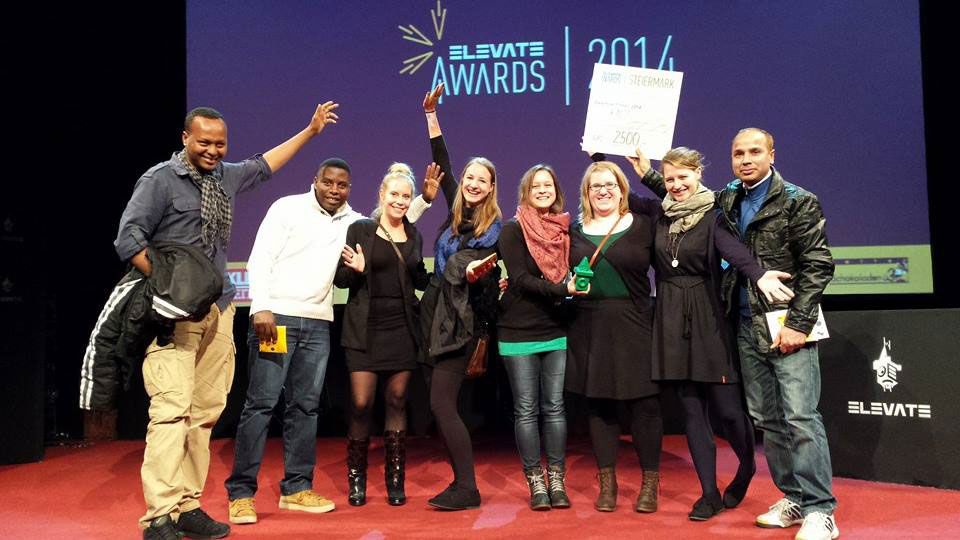 Elevate Award Steiermark für KAMA Graz: Raghu Dahal, Elena Weber, Tamara Geyer, Ursula Zechner, Roswitha Müller, Lea Lemper und Jean Alexandre Benimana mit einem Freund (v.r.). Fotos: KAMA Graz 