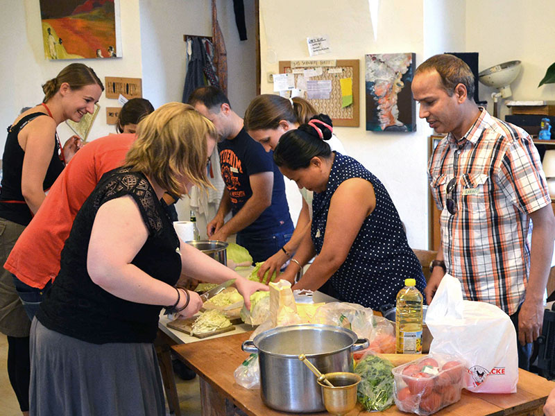 Koch-Workshop mit den KursleiterInnen Raghu und Rai aus Nepal im Kollektivcafé Gmota in der Münzgrabenstraße 