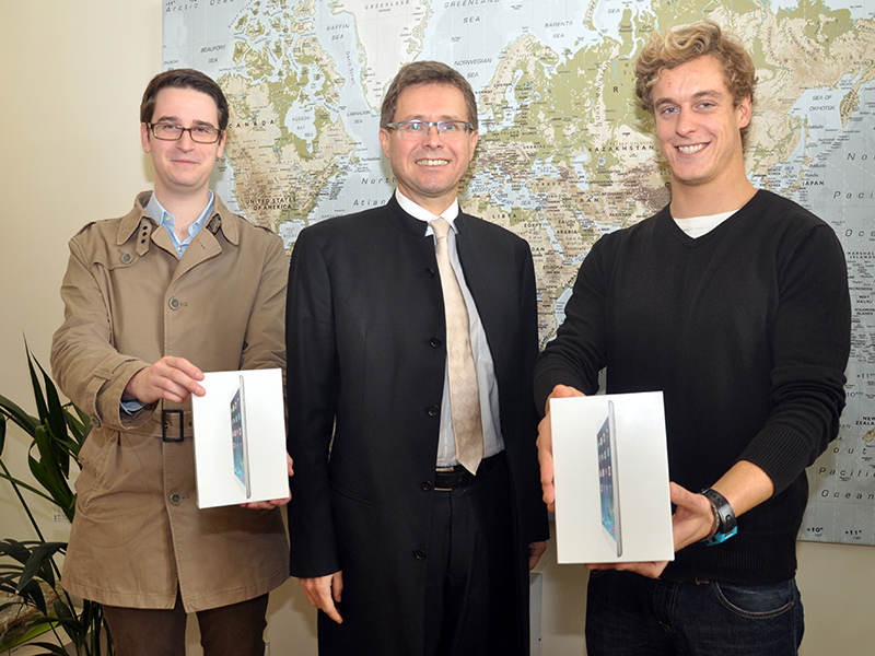 Vizerektor Polaschek (Mitte) gratulierte Timo Pichler (links) und Martin Eisner. Foto: Uni Graz/Schweiger 