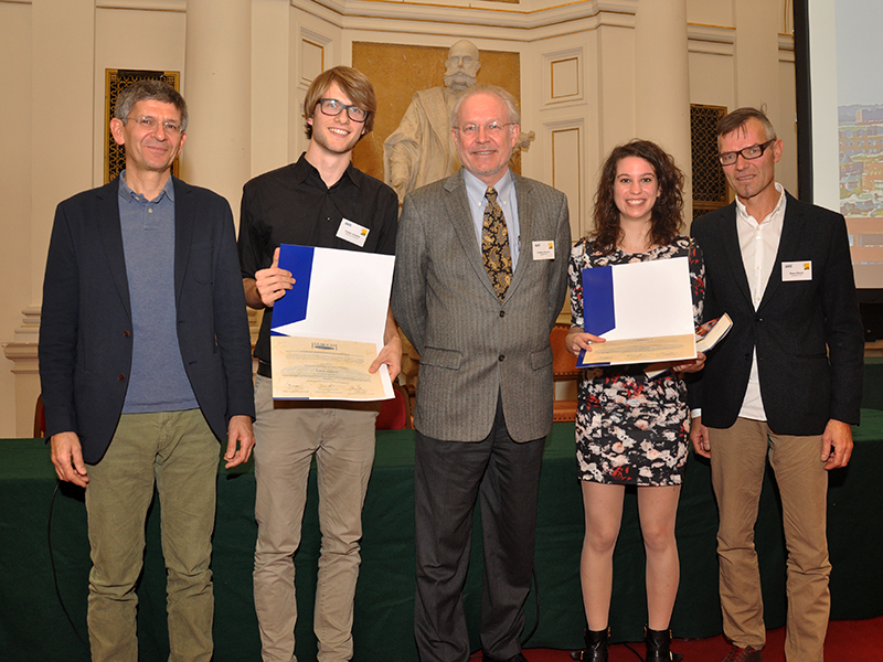 Verleihung des Fulbright-Preises: Laudator Mario Klarer, Preisträger Tobias Auböck, Fulbright-Kommissions-Direktor Lonnie Johnson, Preisträgerin Lisa Hasenhütl und Laudator Klaus Rieser (v.l.) Foto: Uni Graz/Schweiger 