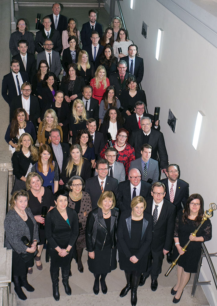 Die ersten Master of Arts des Medienlehrgangs der Uni Graz mit Vizebürgermeisterin Martina Schröck, Rektorin Christa Neuper, Staatssekretärin Sonja Steßl, Landesrat Christian Buchmann (1. Reihe Mitte v.l.), Kunstuni-Rektorin Elisabeth Freismuth, Vizer 