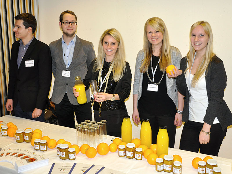 Martin Brahm, Gernot Dreisiebner, Christina Grün, Katrin Adler und Eva Klingenschmid (v.l.) erstellten ein umfassendes Marketing-Konzept für Orangensaft von pro mente. 