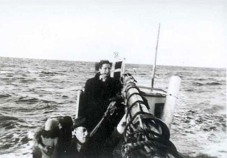 Jüdische Flüchtlinge auf einem Fischkutter auf dem Weg in das sichere Schweden. Rund 7.000 Menschen wurden in der Aktion "Die Menschenmauer" 1943 vor dem Tod gerettet. Foto: www.befrielsen1945.dk 