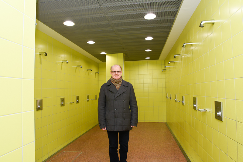 Nach 32 Jahren wurden die sanitären Anlagen im Universitätssportzentrum am Rosenhain generalsaniert. USI-Graz-Leiter Gert Bernat präseniert die neuen Duschen. Fotos: Uni Graz/Tzivanopoulos 