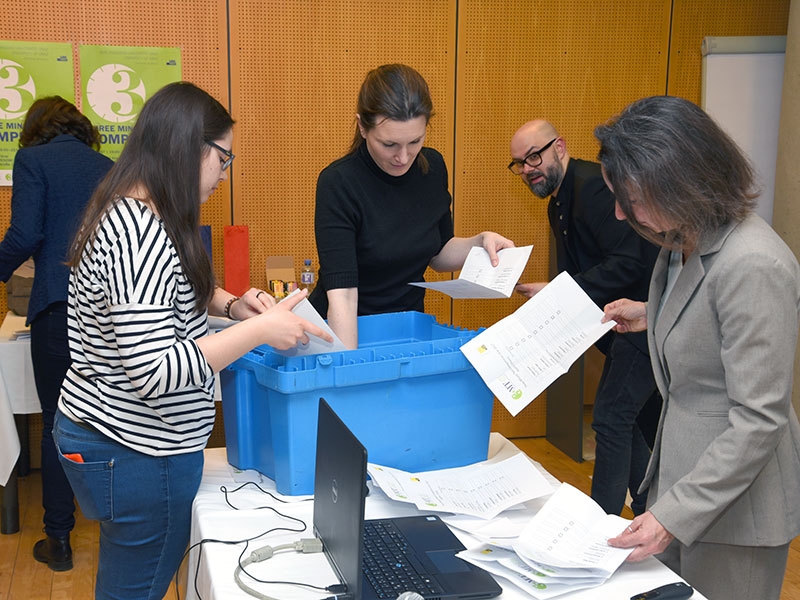 Die VeranstalterInnen zählten die Votings der rund 100 ZuschauerInnen aus. 