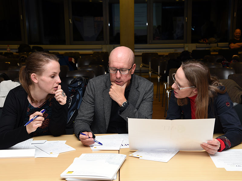 Die Jury-Mitglieder Elisabeth Scherr, Andreas Schweiger und Katharina Scherke (v.l.) hatten es nicht leicht, ihre Entscheidung zu treffen. 