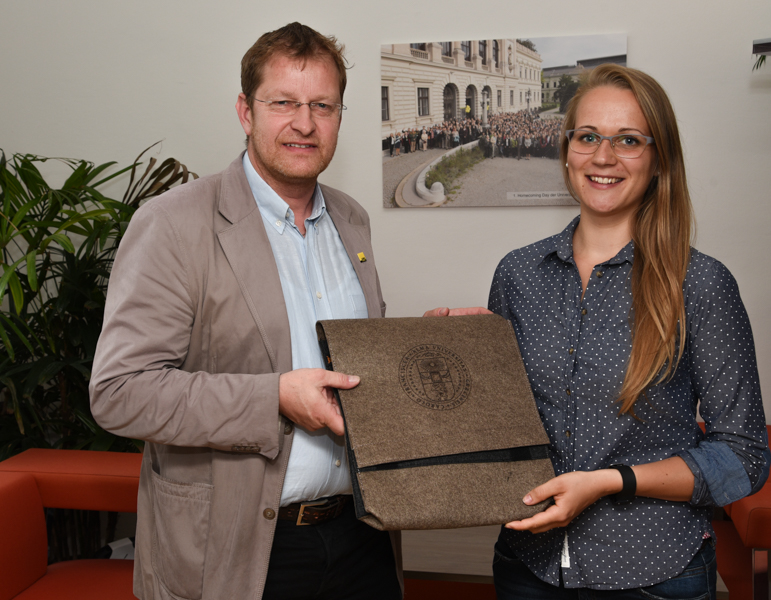 Aisma Linda Kiesnere erreichte mit ihrer Idee den zweiten Platz. Ralph Zettl, Umweltmanager an der Uni Graz, überreichte den Preis. Foto: Uni Graz/Tzivanopoulos ©Uni Graz/Tzivanopoulos