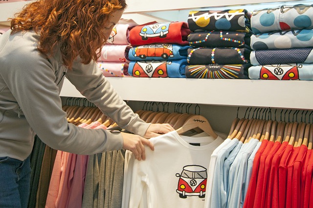 T-Shirts und andere Bekleidung sind globalisierte Produkte, die oft unter großen sozialen und ökologischen Belastungen hergestellt werden. Foto: Alterfines/pixabay.com 