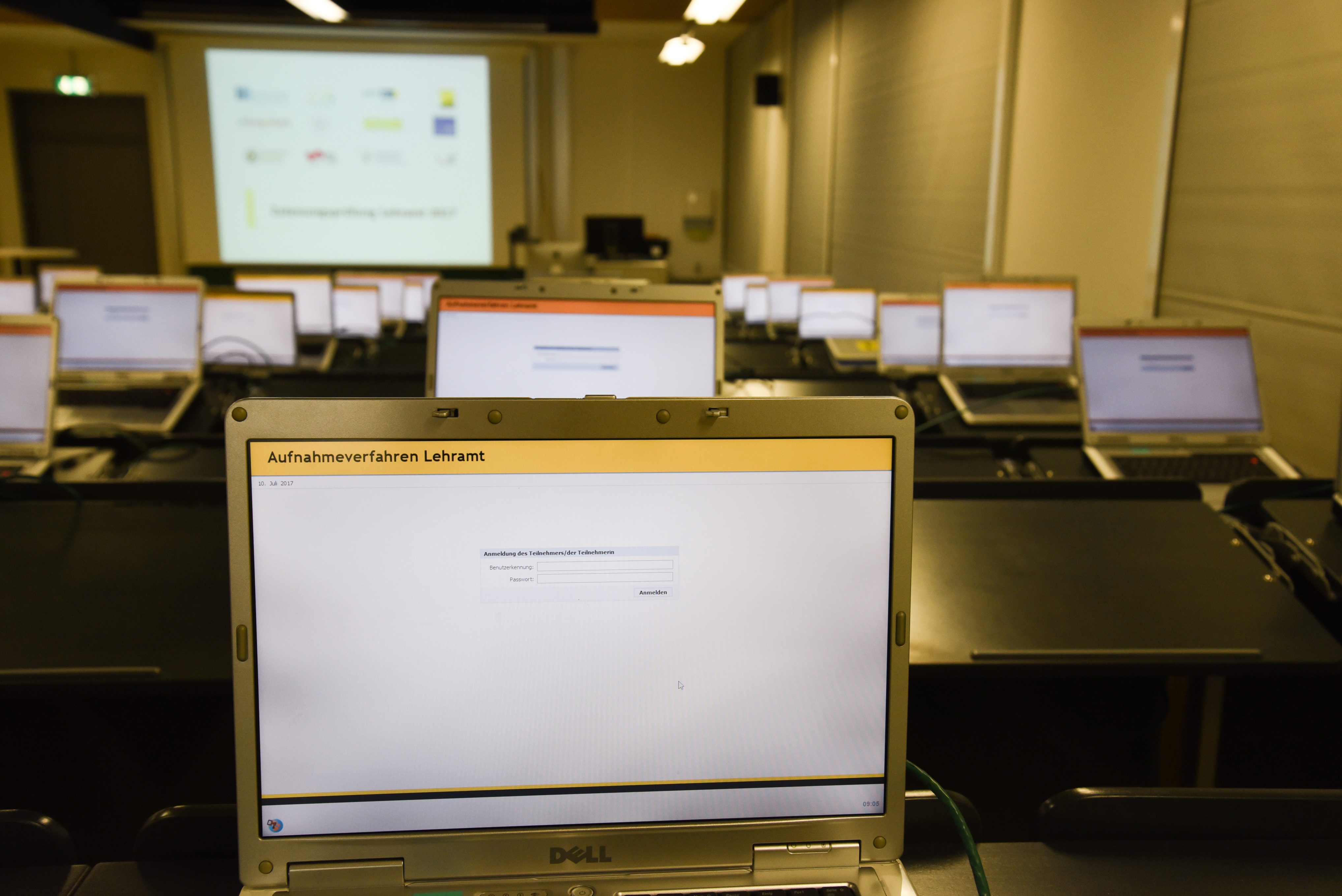 Die Prüfung setzt sich aus einzelnen Computerfragen zusammen 