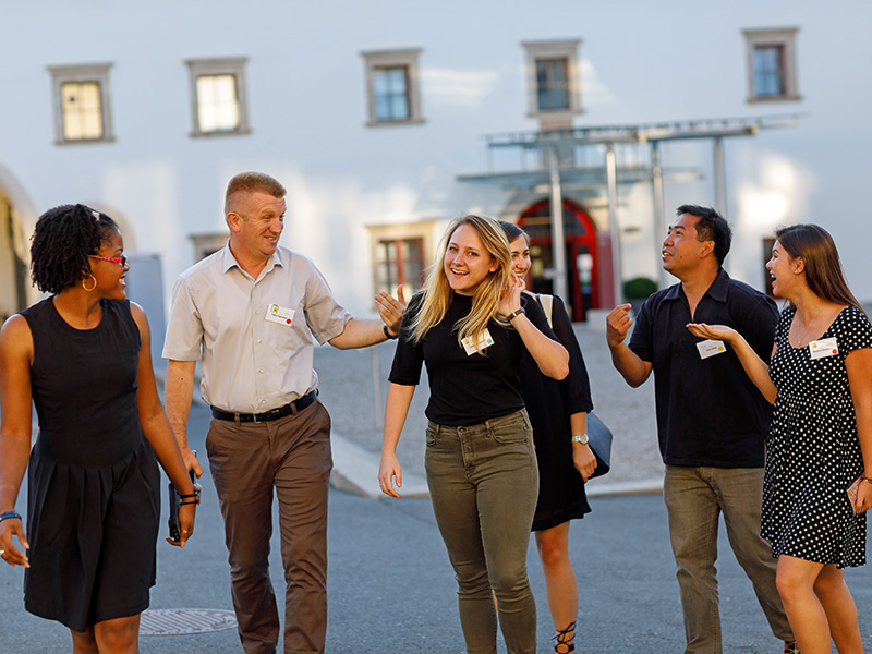 Studierende aus vielen Nationen treffen zur Sommerschule in Seggau zusammen, um globale Herausforderungen besser managen zu können. Foto: Neuhold ©SONNTAGSBLATT