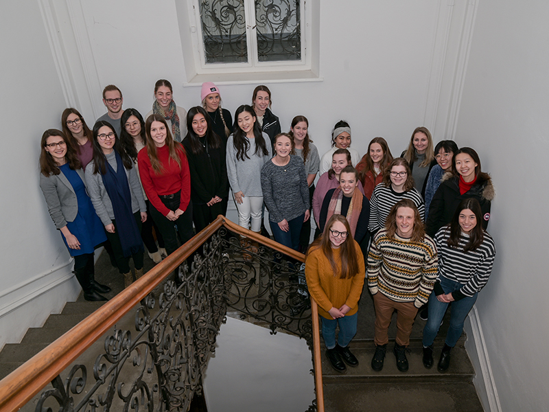 Die TeilnehmerInnen der Winter School mit Edvina Besic und Petra Romero-Schmidt von der Universität Graz. Foto: Uni Graz/Leljak. 