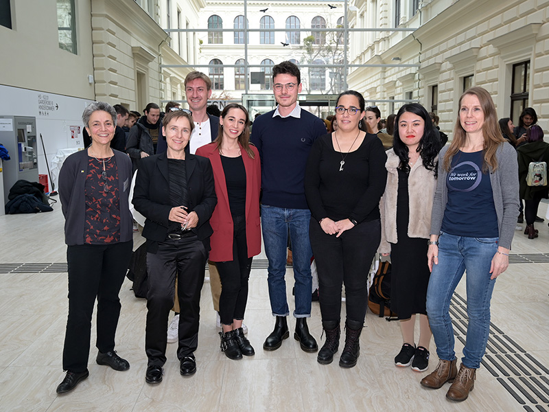 Diana Afrashteh, Vizerektorin Petra Schaper-Rinkel (beide Arqus Steering Committee), Georg Göschl (Büro für Internationale Beziehungen), die ersten vier Arqus Studierenden  in Graz - Irene Concian, Luca Cirio,Liu Panpan und Aida Bayo Plata - mit der Arqus-Projektkoordinatorin der Uni Graz, Anja Hoffmann (v.l.). Foto: Uni Graz/Leljak. 