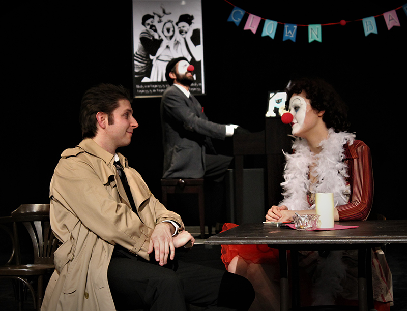 Happy, vormals Clown, jetzt Polizist, sucht den Mörder seines Bruders - ob es ihm gelingt, ihn zu finden, sehen ZuschauerInnen noch an drei Terminen an diesem Wochenende. Foto: Johanna Cecilia. 